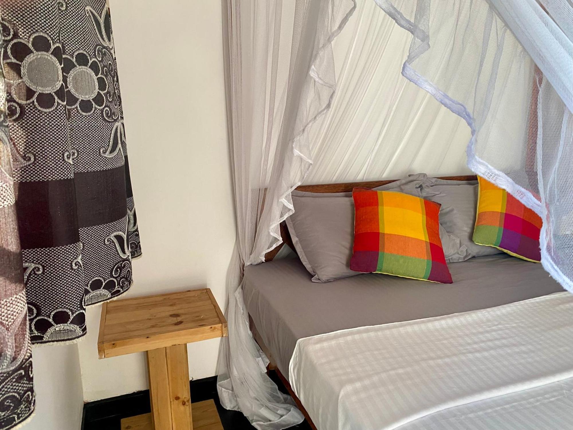 Bed and Breakfast The Breeze Мірісса Екстер'єр фото